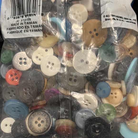 125 GRAMS ASSORTED PLASTIC BUTTONS. - Picture 7 of 9